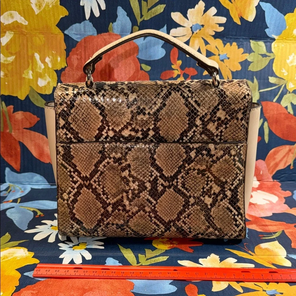 Elegant Snakeskin Patterned Handbag with Cream Accents Bow